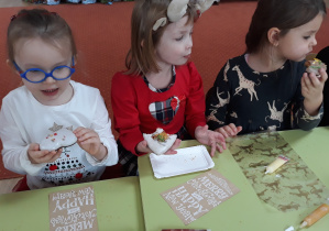Dzieci jedzą pierniczki